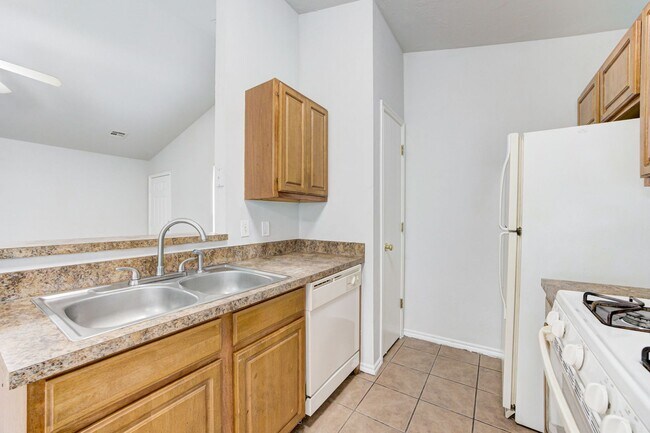 Building Photo - Cute 3BD/2BTH Duplex in Central East Norman!