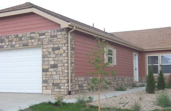 Building Photo - 3 Bed 2 Bath Duplex in Milliken with Overs...