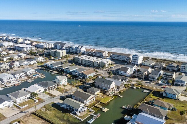 Building Photo - Close to the beach