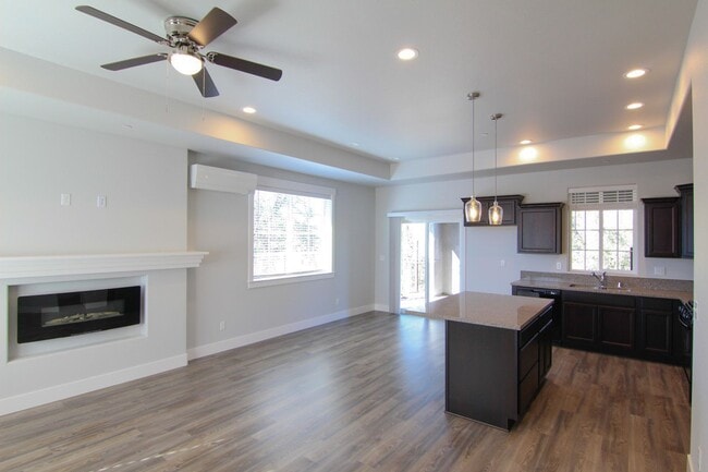 Building Photo - Modern Home!