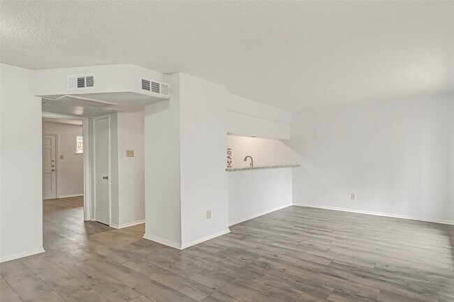 Building Photo - 1110 W Tri Oaks Ln