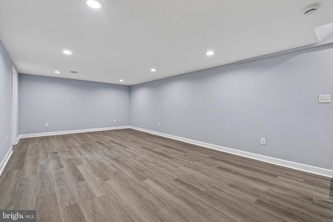 Building Photo - 2403 Kingsway Rd