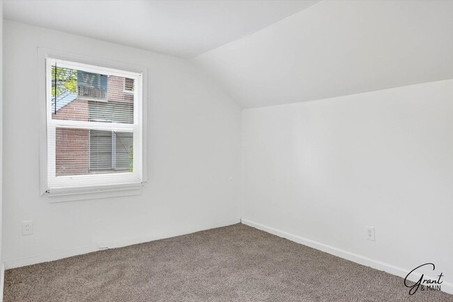 Building Photo - 3 bedroom bungalow - $1200