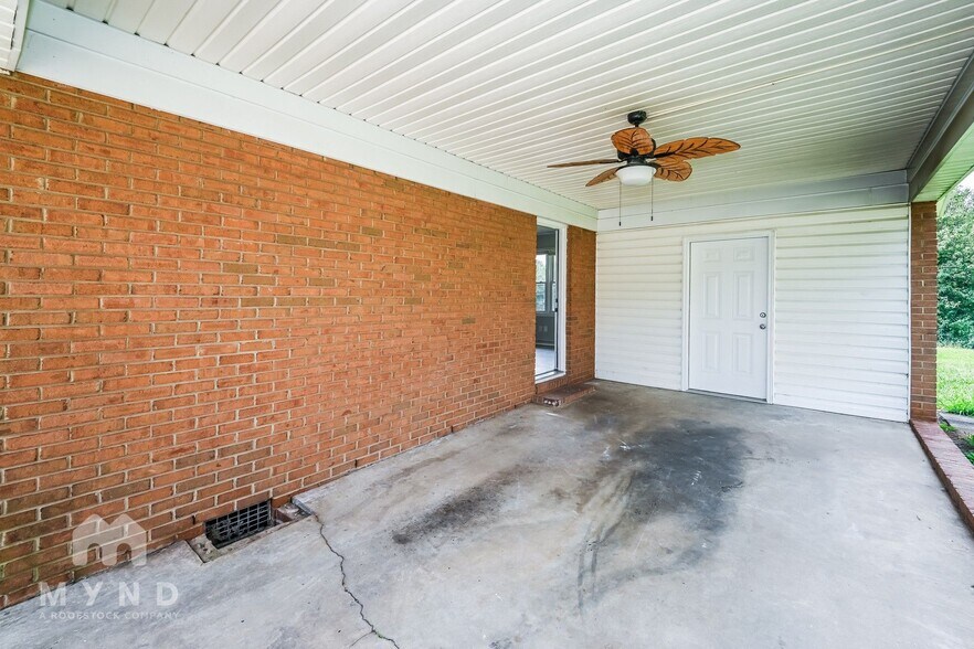 Building Photo - 221 Tanglewood Dr