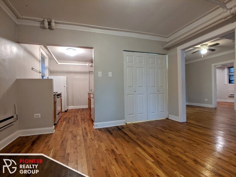 Building Photo - 3837 N Greenview Ave