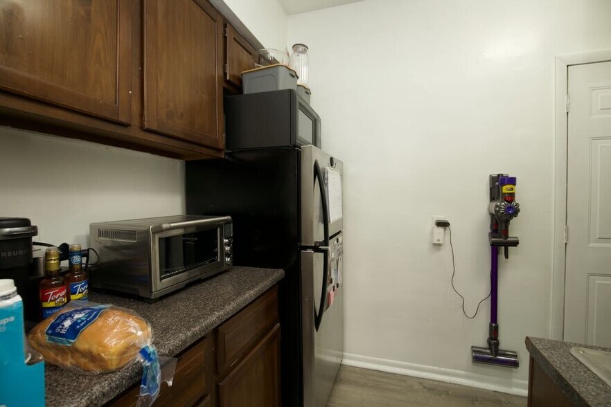 Building Photo - 724 W Roscoe St