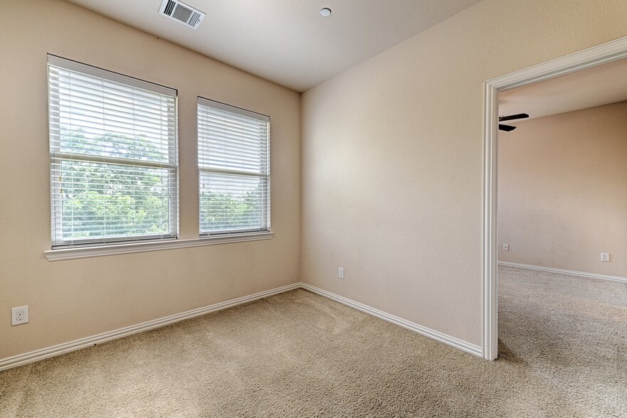 Building Photo - 2326 Stutz Dr