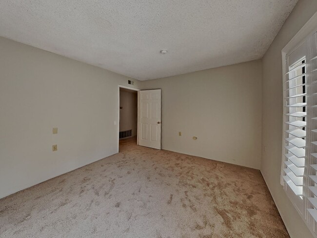 Building Photo - Spacious Rossmoor 2/2 Condo Available Now!