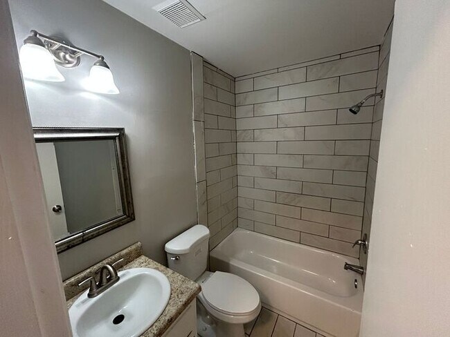 Building Photo - Cozy 2-Bedroom Home in a Prime Location / ...
