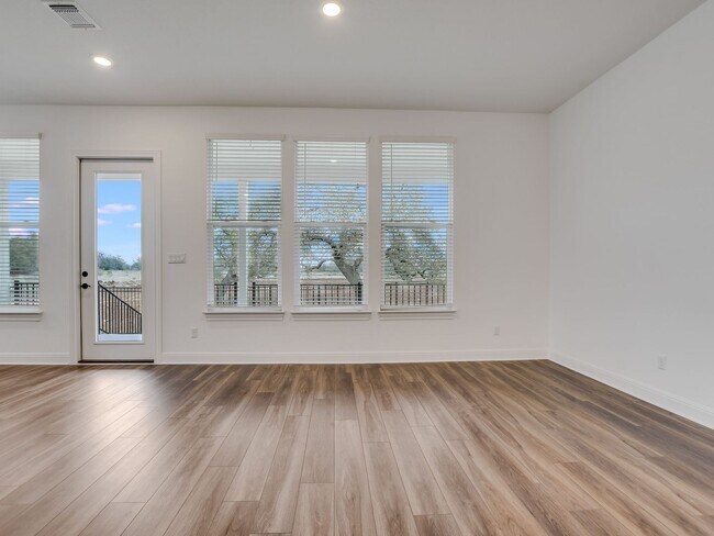 Building Photo - ONE-STORY Home in Marble Falls - 2932 SF with THREE-CAR GARAGE - On a CUL-DE-SAC!