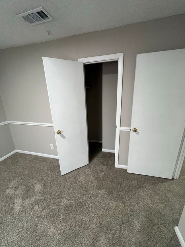 Building Photo - NOW READY!!! 3 bed 1.5 bath TOWNHOME!!