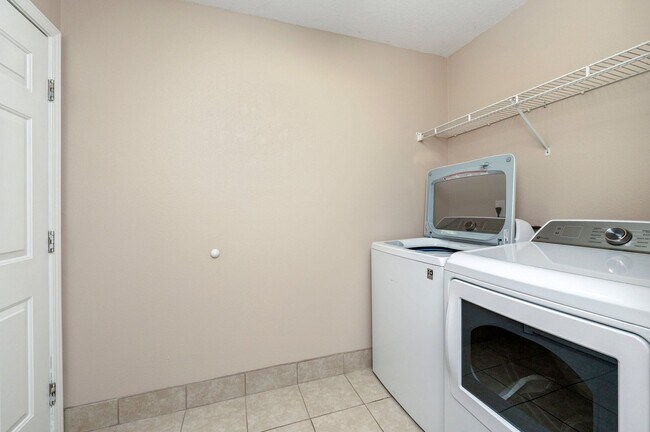 Building Photo - Spacious Home in Navarre!