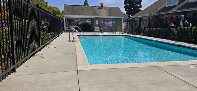 Building Photo - East Ventura Condo - One Bedroom Loft