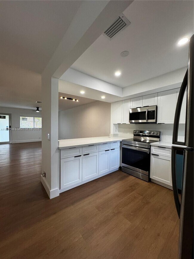 Building Photo - 1460 SW 24th Ct