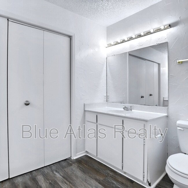 Building Photo - 1705 La Salle Dr