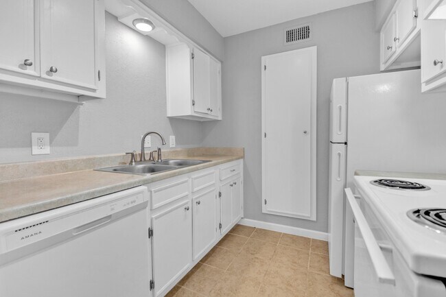 Building Photo - 521 Spring Dr