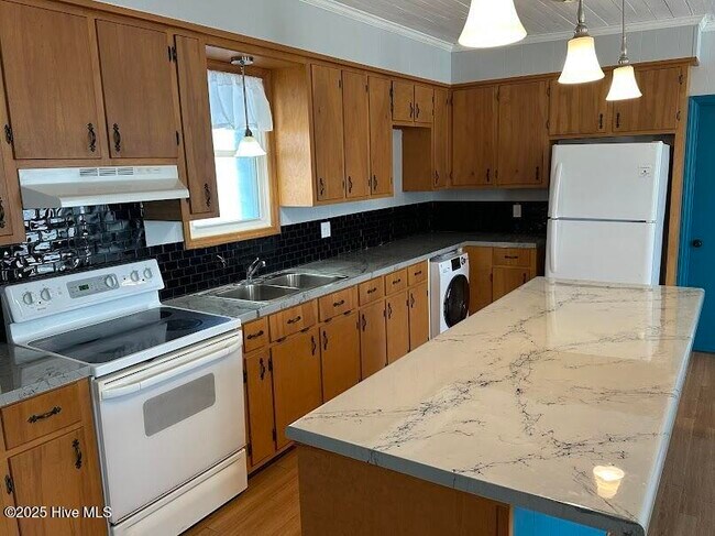 Primary Photo - 211 Pamlico St
