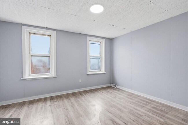 Building Photo - 25 Lily St