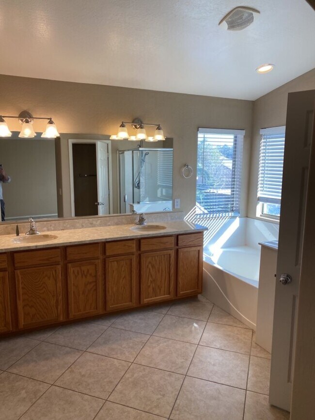 Building Photo - ELEGANCE WITH ALL THE UPGRADES!!!