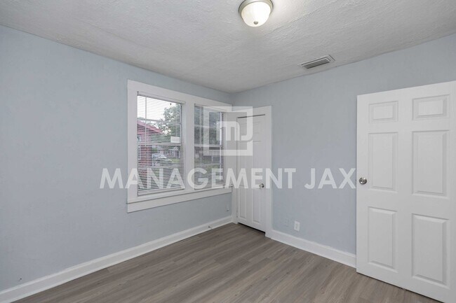 Building Photo - 1560 W 17th St