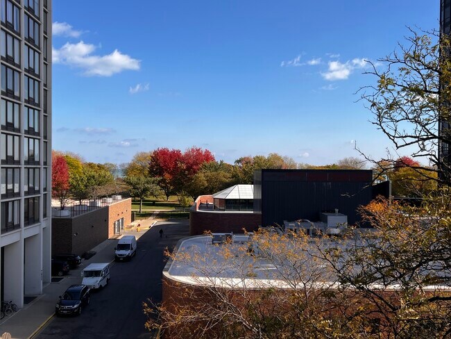 Building Photo - 5420 N Sheridan Rd