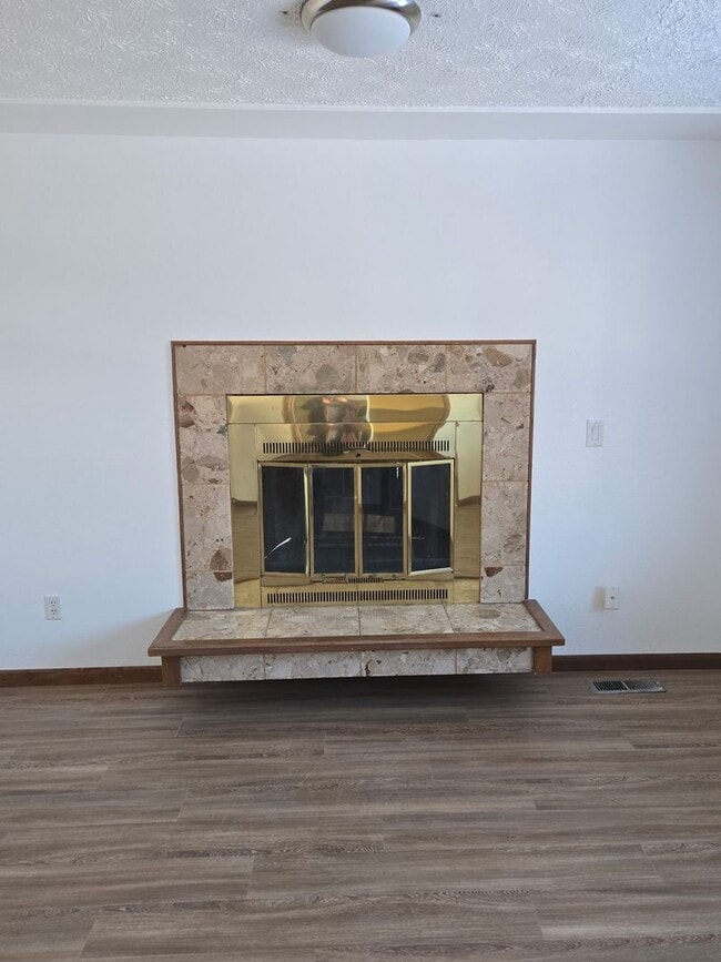 Building Photo - Newly Updated 4 Bedroom East Anchorage Home!