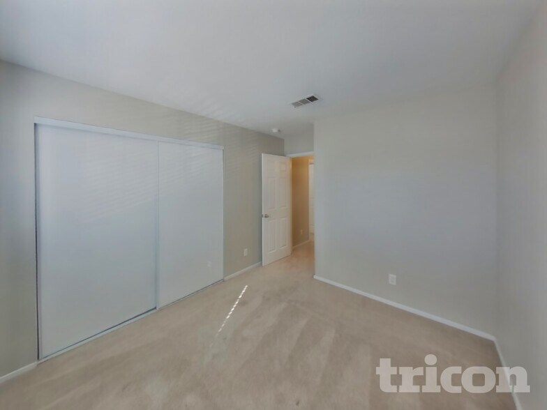 Building Photo - 5646 Roundrock Dr