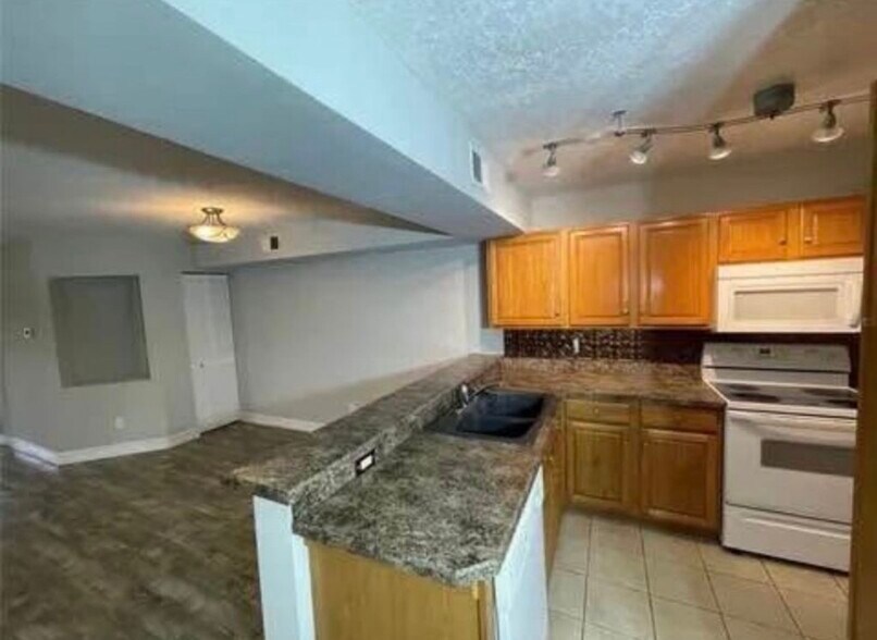 Building Photo - 2650 Oak Park Way