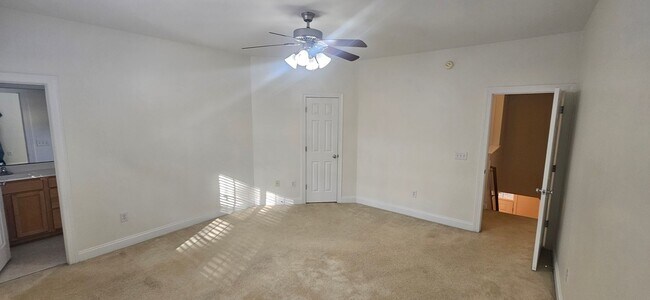 Building Photo - Darling 2br/2.5ba end unit townhome in Excellent Holly Springs community, available Now!