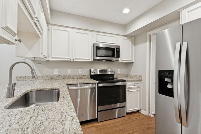 Building Photo - GROUND-FLOOR 2-BEDROOM ALAMO HEIGHTS CONDOMINIUM