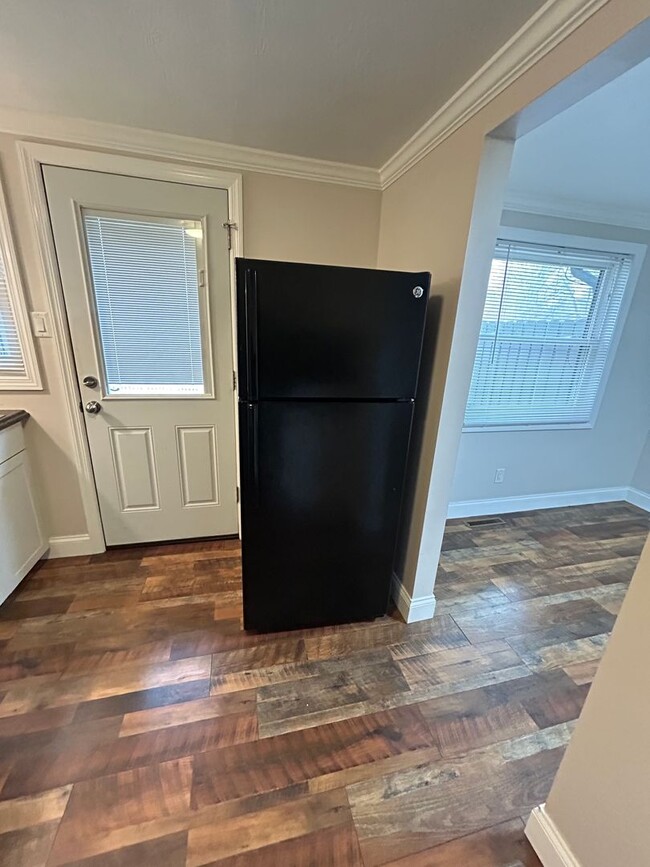 Building Photo - Modern Charm: 2 BR Home with Finished Basement, Pet Friendly, Assigned Parking, and Prime Location!