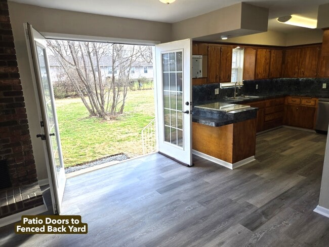 Building Photo - 903 Young St