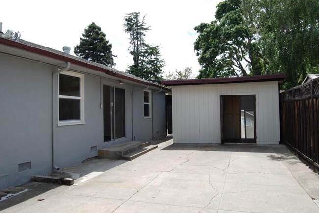 Building Photo - Two Bed One Bath Single Family Home in Bel...