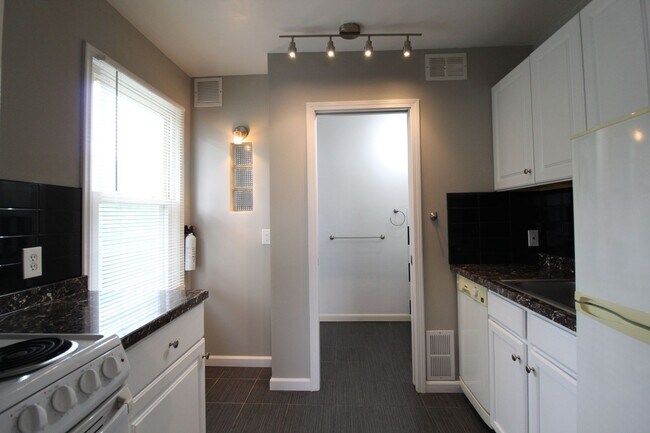Building Photo - 1312 W 39th St