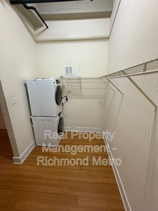 Building Photo - 815 Perry St