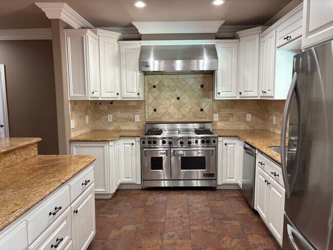 Building Photo - Spectacular-Remodeled 4-Bedroom Home with Pool, Spa, + 600 sqft Bonus Space in lovely Sylmar neig...