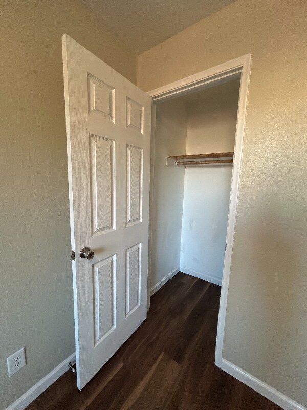 Building Photo - 3953 N Palm Grove Dr