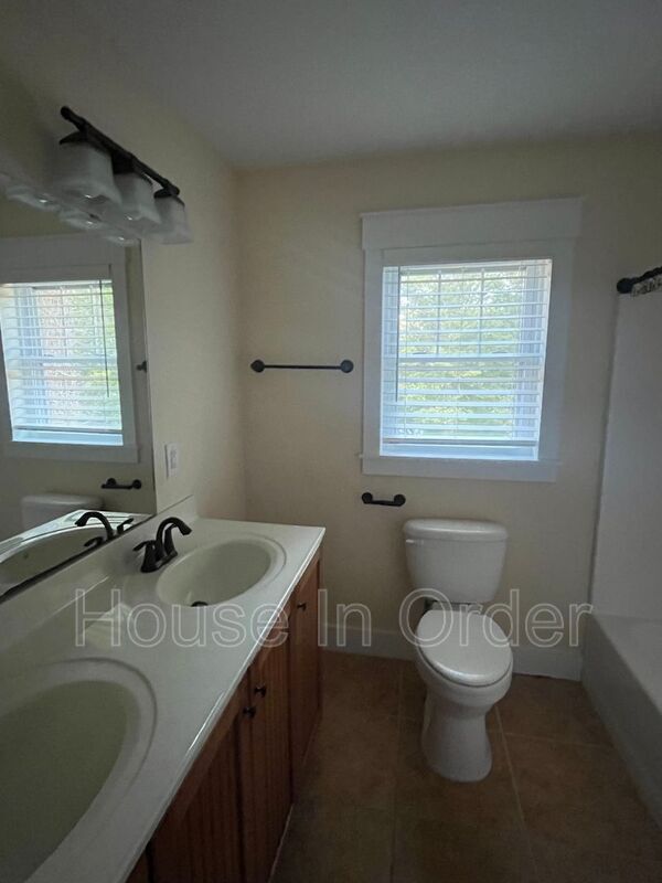 Building Photo - 129 Aurora Dr