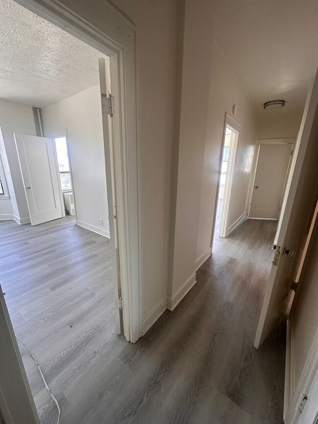 Building Photo - Bright & Spacious 1 Bed / 1 Bath in the He...