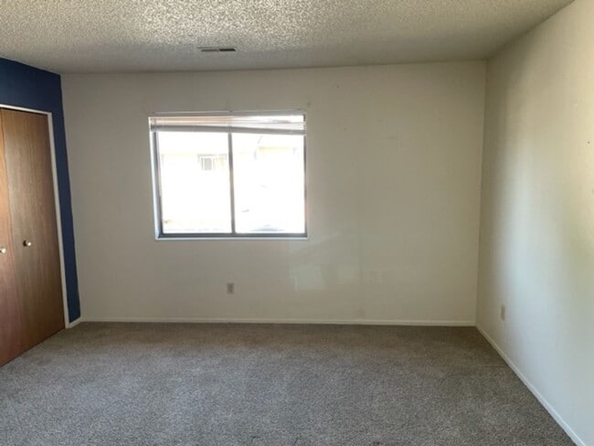 Building Photo - SUNDOWNER 2BD TOWNHOME w/ 1.5 CAR GARAGE - Security Deposit Waiver Available