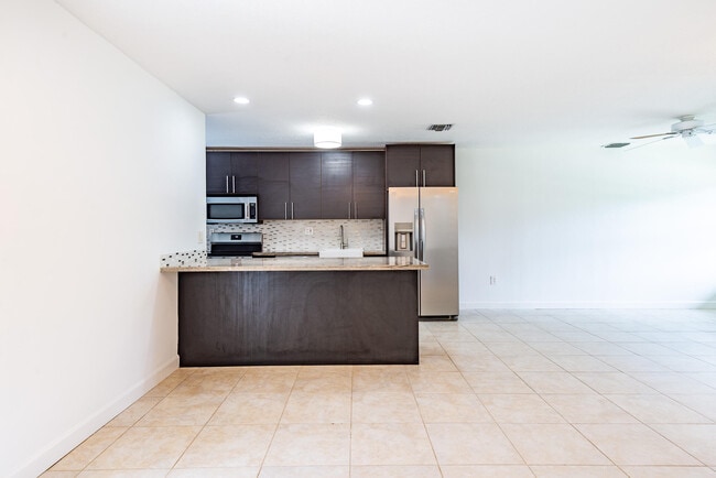 Building Photo - 121 SW 2nd Ave