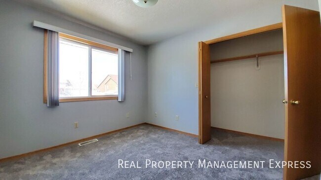 Building Photo - 3 Bed 3 Bath Home with 2 Stall Attached Ga...