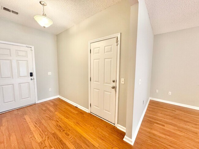 Building Photo - Townhome located in Live Oak!!