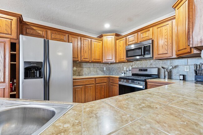 Building Photo - Conveniently located 3 Bedroom with 2 Car Garage