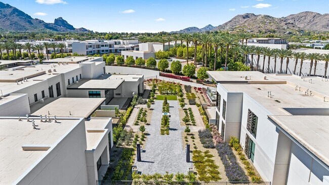 Building Photo - 6587 N Palmeraie Blvd