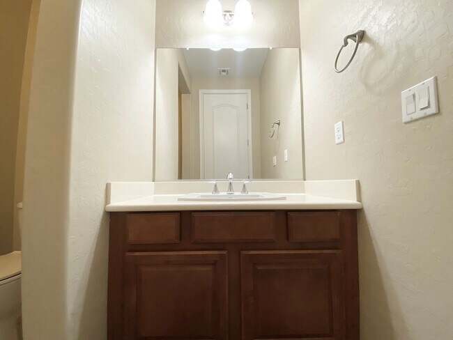 Building Photo - 4/BD 3.5/BA Spacious Home in Gated Communi...