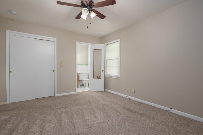 Building Photo - 2004 Rosewood Dr NW