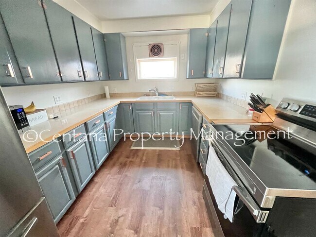 Building Photo - Large 2 bedroom house with an oversized ga...