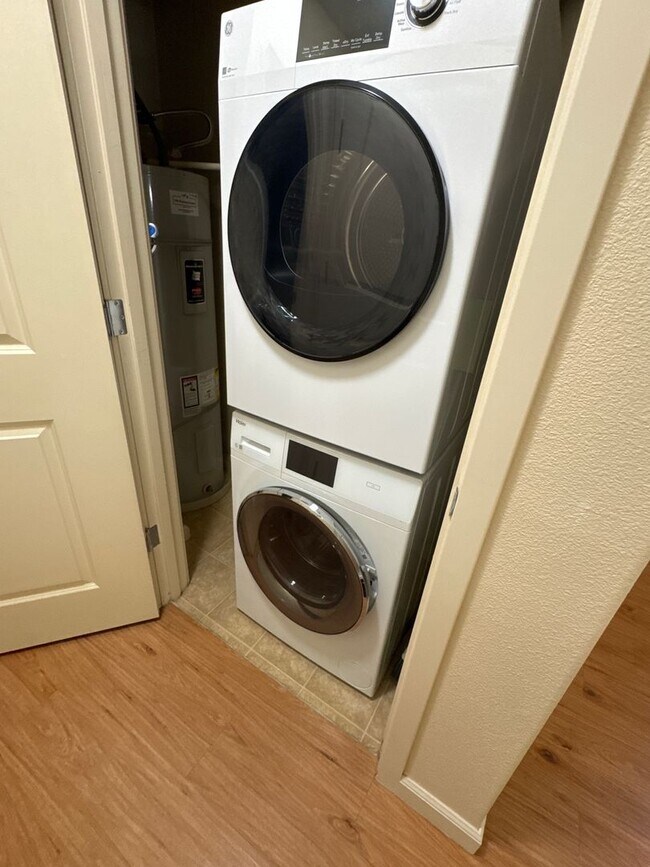 Building Photo - Beautiful 1 Bedroom 1 Bath Condo Located i...