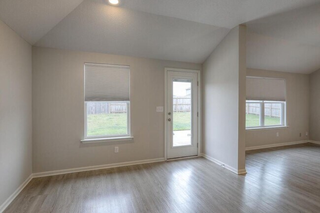 Building Photo - 8004 SE 6th St